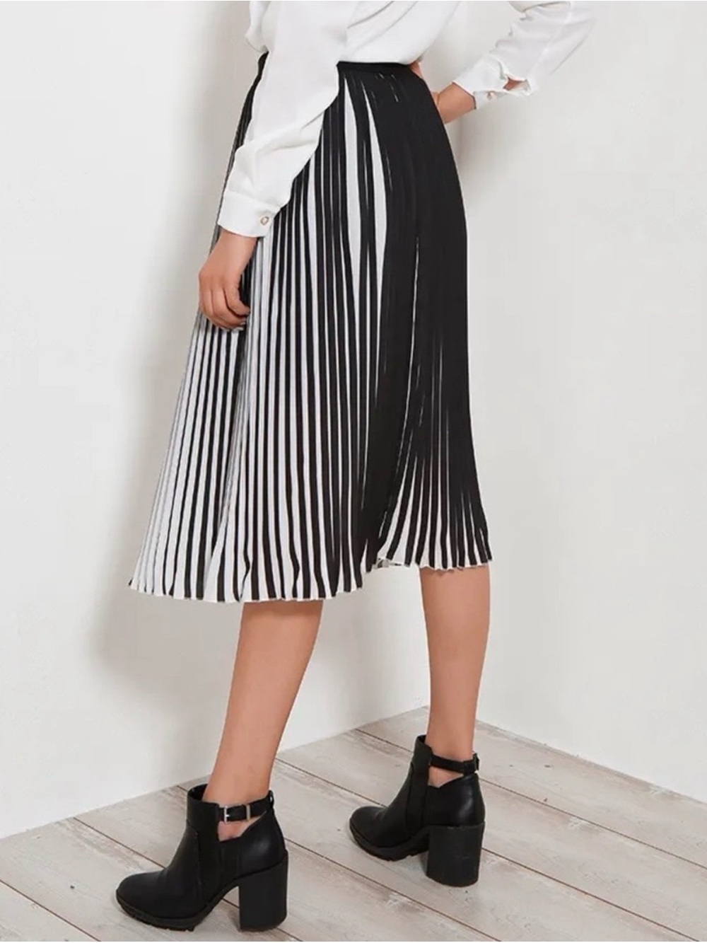 NWT Vince Camuto Pleated Midi Skirt Black & White Stripes Size 12